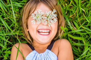 Kind-mit-Blumenbrille